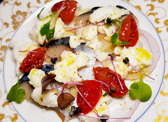 金華鯖の生ハムとモッツァレラチーズのカルパッチョ