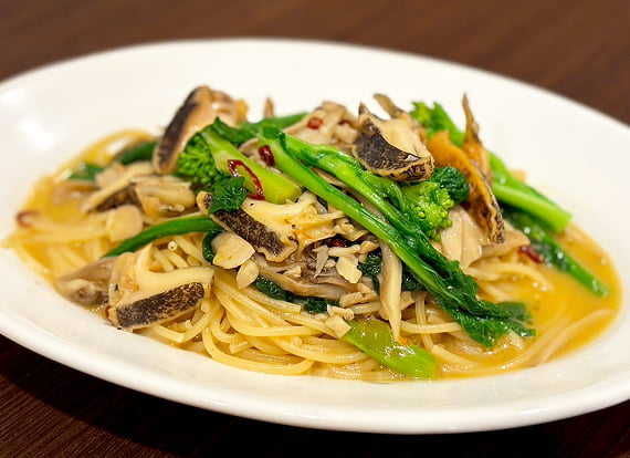 アワビつぶ貝と雪国舞茸、菜の花のペペロンチーノスパゲティ